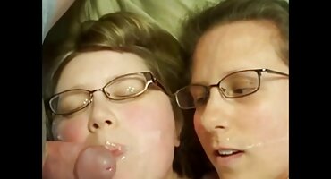 Joven lesbiana strapon agrada a su novia y reemplaza su coño a cambio