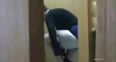 Chica follada al estilo perrito reemplazando a su novio en la cama