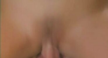 La joven belleza fue golpeada por la gran polla del chico