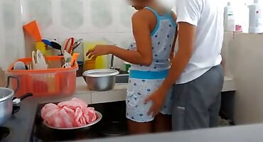 El chico no permitió que una joven desnuda se durmiera y tuviera relaciones sexuales con ella