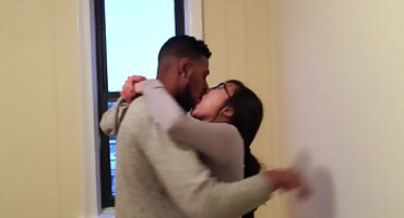 Chica pelirroja rusa caliente le da a un chico en un motel