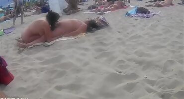 Hermosa chica rusa no se arrepiente y en una posición de mierda de perrito