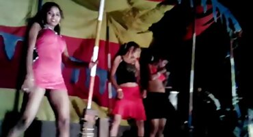 Lesbianas rusas maduras coquetean entre sí y prueban un consolador