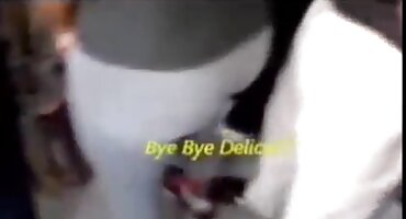 Morena esbelta rusa folla en el baño por el agujero con dos pollas