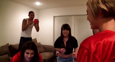 Depravada Milf madura rusa follada por su hijo y ayudada a correrse