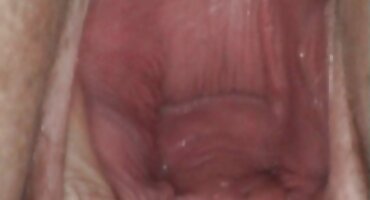 La compañía de estudiantes rusos se divirtió mucho en la sauna, después de follar a la chica en todas las ranuras