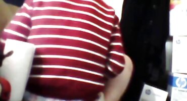 Mamá rusa cachonda seducida joven y follada en el coño