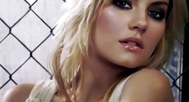 Mujer chupa la polla de karateka y folla por el culo