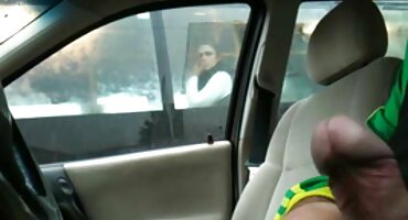 En casa el hombre tiene sexo con una chica por el culo