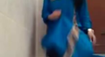 Morena tetona se involucra en la estimulación del clítoris