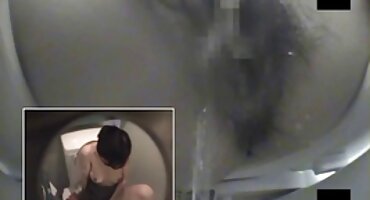 Skinn nudo nena desnuda es golpeada en el culo por un chico