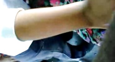 Mujer madura follada por joven pareja en casa