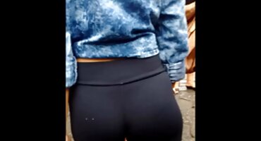 El sexo en el baño de una perra joven con una anciana llevó a las lesbianas al orgasmo