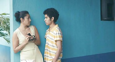 Hermosa prostituta follada por el culo por un hombre cachondo