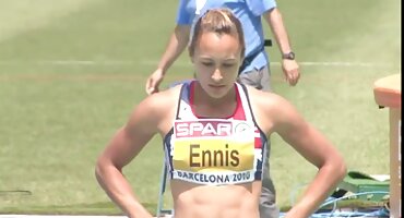 Chico joven con fuerza y con fuerza se folla a la mejor amiga de la chica rusa