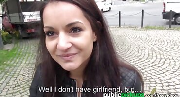 Después de una mamada, el chico se folla a la belleza por el culo apretado y se corre en su boca