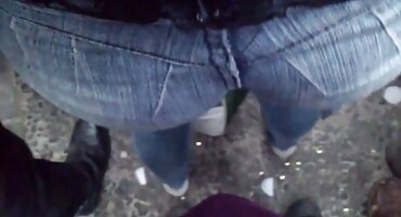 Hombre y hermosa rubia follan duro por el culo