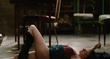 Las mujeres mayores se turnan para follar con un juguete sexual