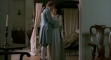 Mamá pelirroja madura seduce a su hijo con una mamada y se lo folla