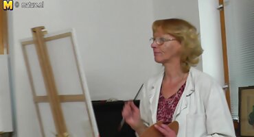 Dos chicos se follan a la esbelta esposa de su compinche