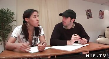 Bombón fácilmente seducido por un plomero que muestra su coño sin usar bragas debajo de su vestido