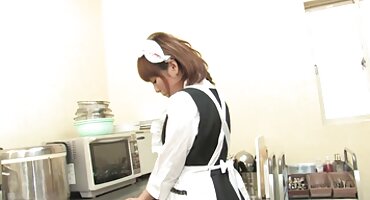 Dos parejas follan en el capó de un coche mientras un cazador la asoma