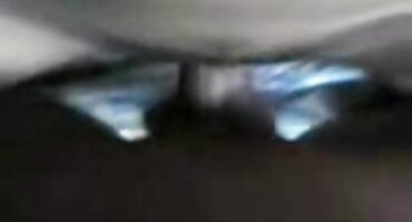 Los hombres se follan a la joven puta borracha y se corren en su cara