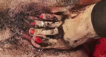 Nena delgada se acaricia suavemente en el sofá