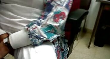 Mamá chupó a su hijo porque no le dio el control remoto