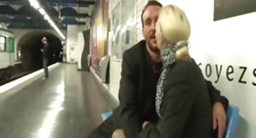 Linda morena se masturba con un dispositivo sexual