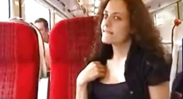 Chica rusa de vacaciones con dos hombres visitantes