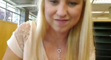 Chico está teniendo sexo anal muy fresco con una hermosa jovencita