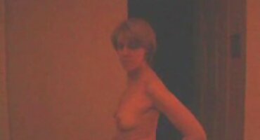 La hermosa letona volvió a llevarse la polla del chico a la boca y la chupó