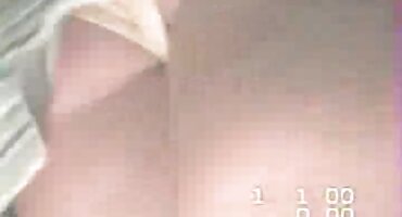 Hermosa esposa se la chupa a otro con su marido y se la folla