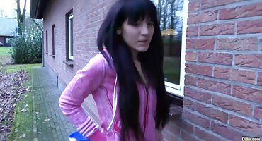 Hermosa joven esposa desnuda chupa la polla de un marido insaciable y se lo folla en el coño jugoso