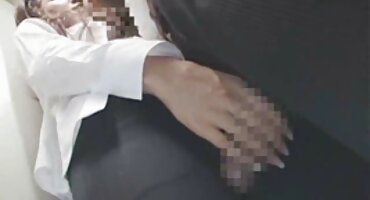 Chico loco por el sexo se folla el culo en la silla de una chica flaca en medias