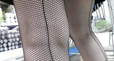 Chica joven le dio a un hombre maduro una polla gigante