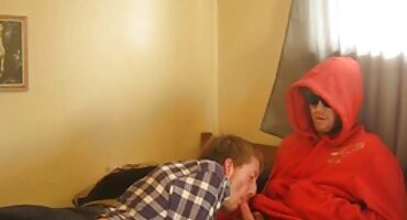 En algún lugar del patio, la chica rusa y el estudiante afroamericano tienen sexo anal