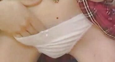 Chica flaca y andrajosa chupa la polla de un chico pervertido y asertivo