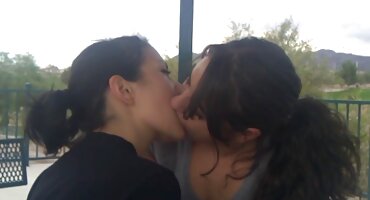 Chico se folla a chica joven en su agujero en la mesa y la silla