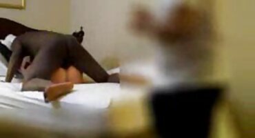 El chico acaricia los pechos de la chica y la folla genial