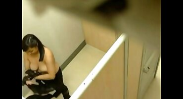 Apetitosa rubia en pantimedias se extiende para el sexo por la polla de un hombre