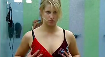 Morena, mamá gorda y hija pelirroja follada por un chico joven