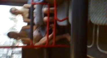 Joven chica rusa dio un asado por detrás