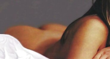 Dos novias depravadas acarician sus coños en el suelo