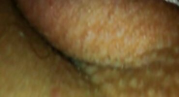 Milf cachonda recibe una polla joven en su coño