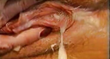 Chica rusa se masturba el coño y se mete un juguete en el culo
