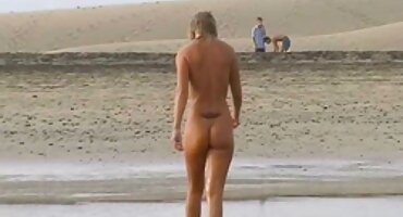 Rubia madura desnuda hace una mamada y se la follan