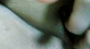 El hermano menor está enamorado de la hermana mayor en pantimedias