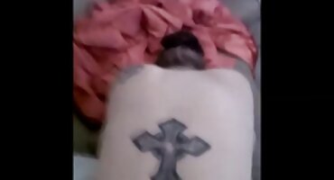 Joven rubia chupa el dedo y la polla de un hombre